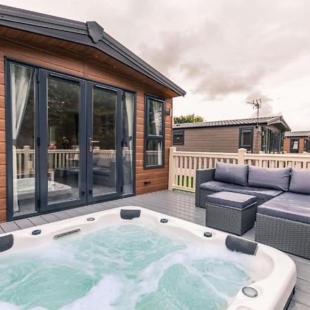 The Serenity Lodge With Hot Tub York Buitenkant foto