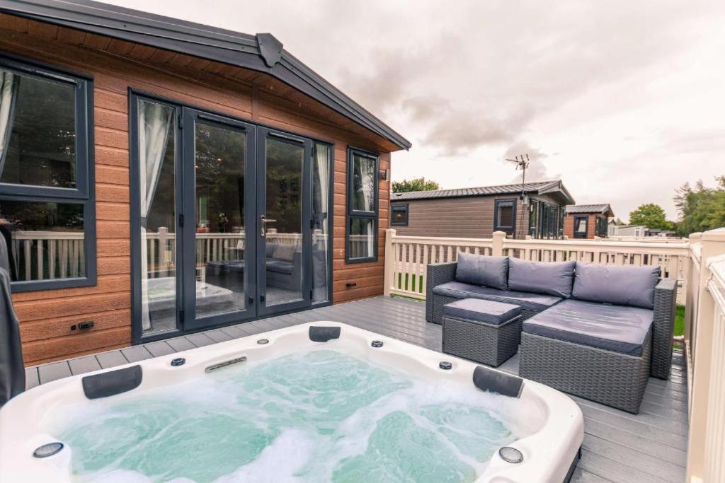 The Serenity Lodge With Hot Tub York Buitenkant foto