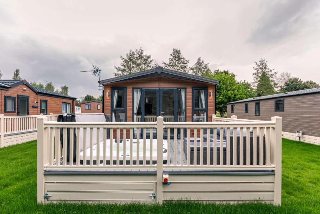 The Serenity Lodge With Hot Tub York Buitenkant foto